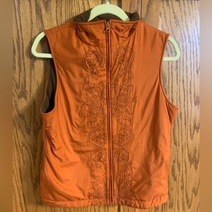 Sahalie medium brown embroidered vest with 2 pockets.